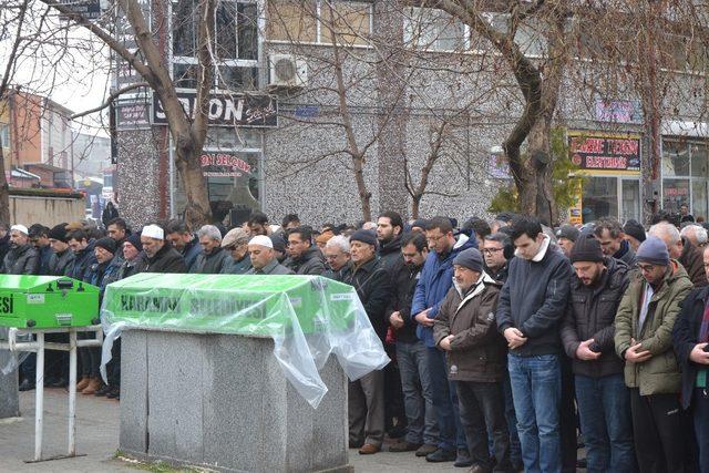 Evinde ölü bulunan doktor son yolculuğuna uğurlandı