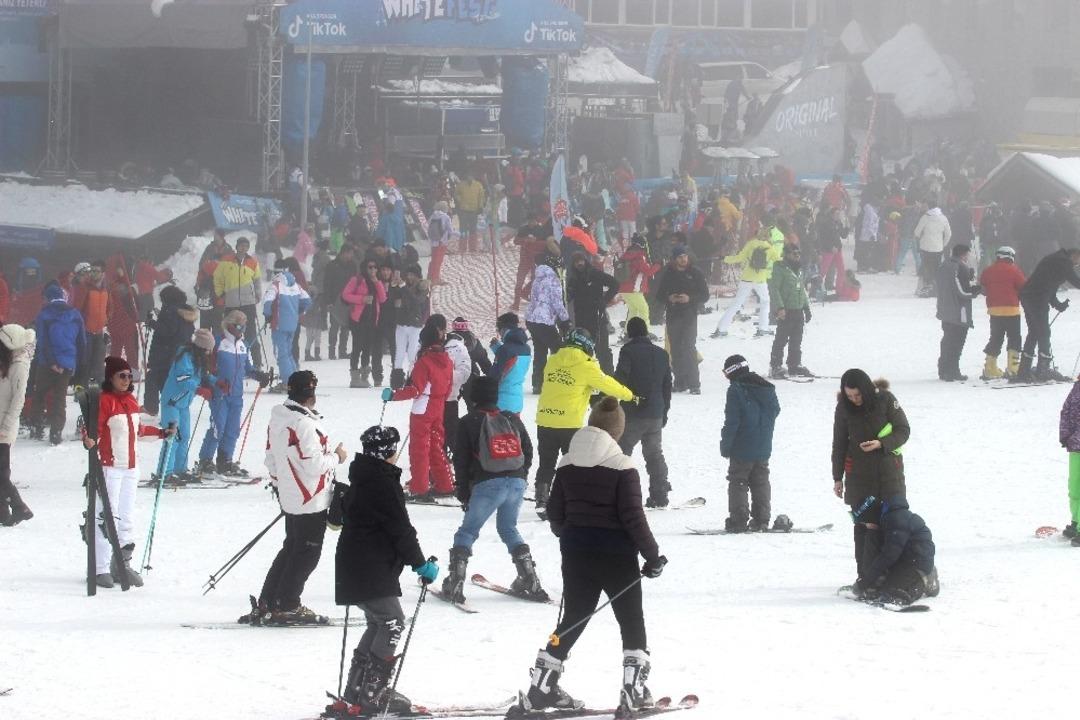 Uludağ&rsquo;da sis altında kayak keyfi