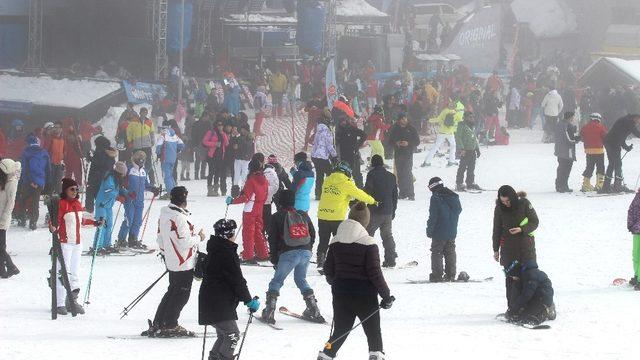 Uludağ’da sis altında kayak keyfi