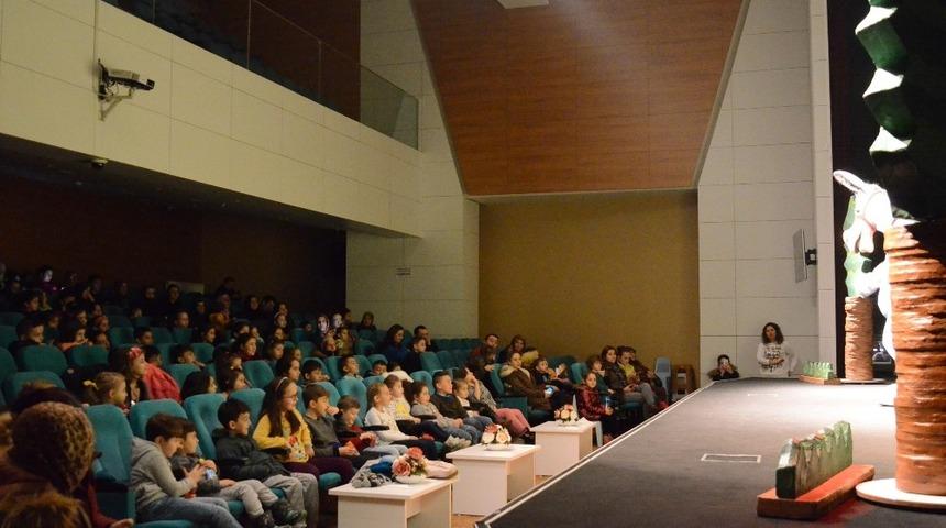 Bremen Mızıkacıları adlı oyun Boz&uuml;y&uuml;kl&uuml; &ccedil;ocuklar i&ccedil;in sahnelendi