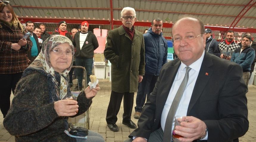 Başkan &Ouml;zakcan pazarcı esnafının sofrasına konuk oldu