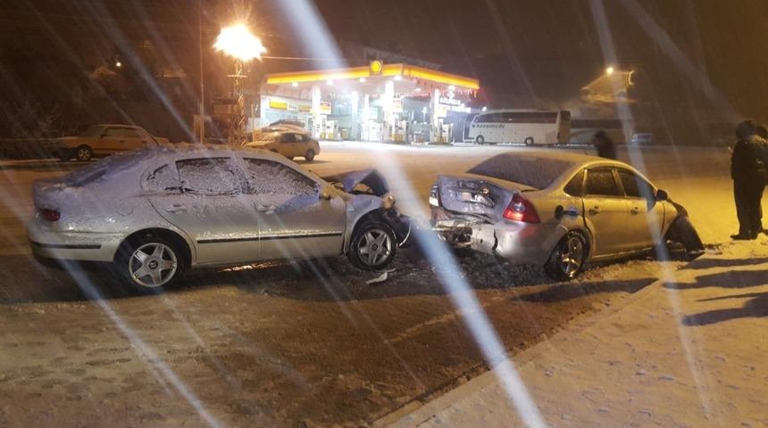 Kaza anı g&uuml;venlik kamerasına yansıdı