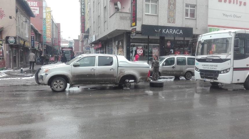 Ağrı&rsquo;da seyir halindeki aracın tekerleği &ccedil;ıktı