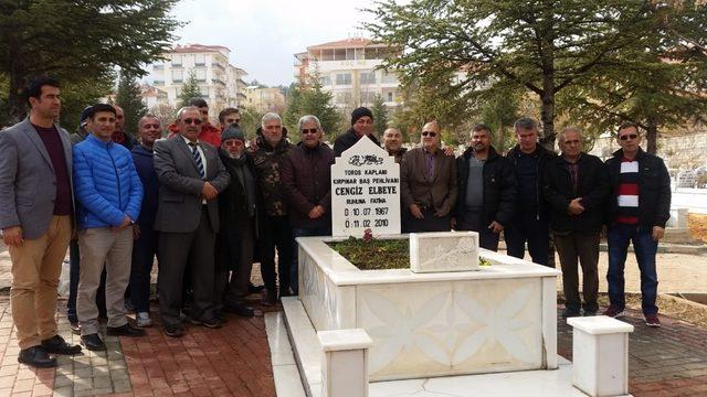 Başpehlivan Cengiz Elbeye mezarı başında anıldı