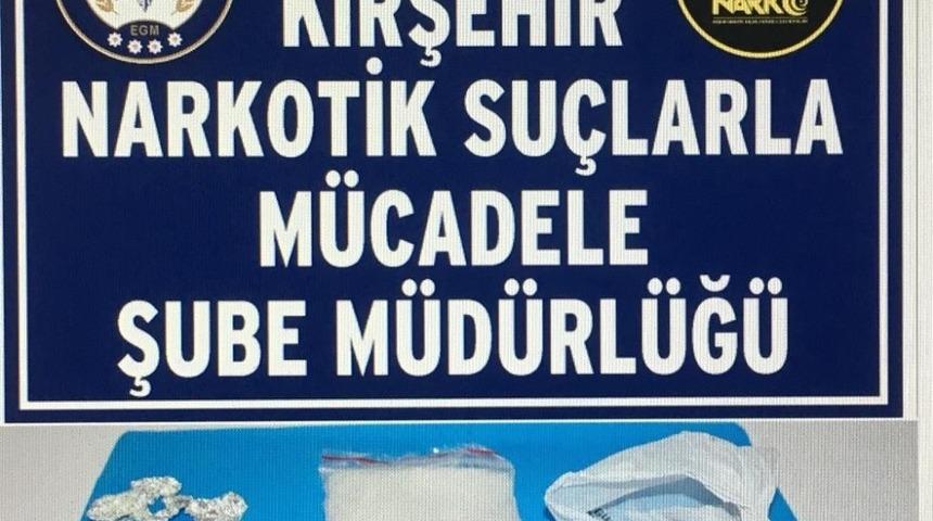 Otomobilin i&ccedil;erisinde gizli b&ouml;lme yapıp uyuşturucu saklamışlar