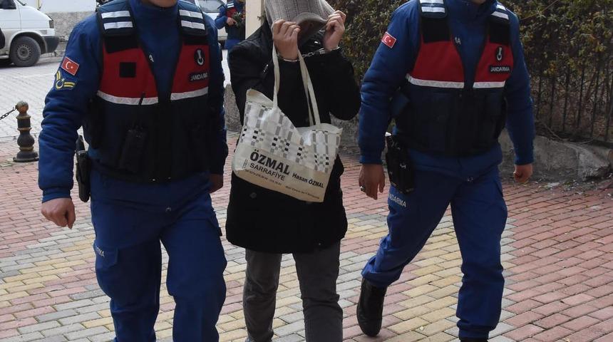 Kütahya'da bir kadın sevgilisiyle bir oldu, kocasını öldürüp, cesedin üzerine çamaşır suyu döktü