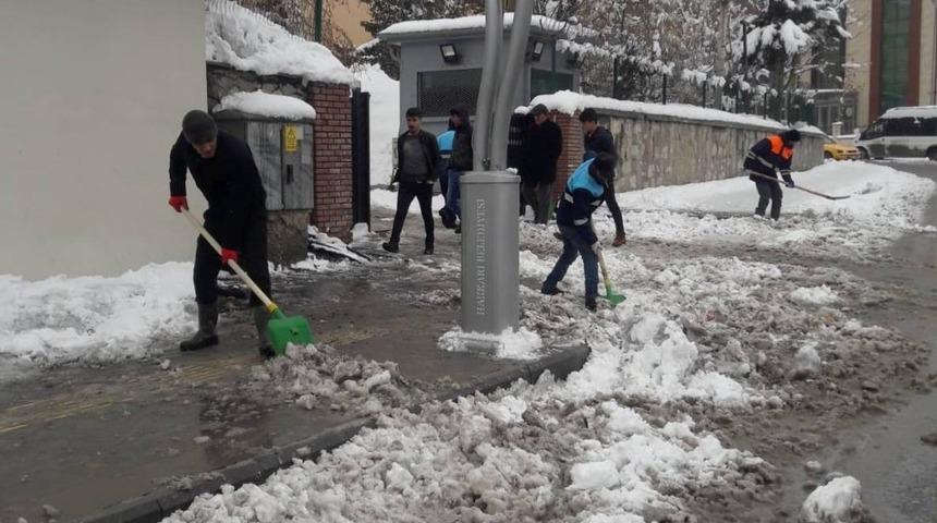 Hakkari Belediyesinin karla m&uuml;cadele &ccedil;alışmaları devam ediyor