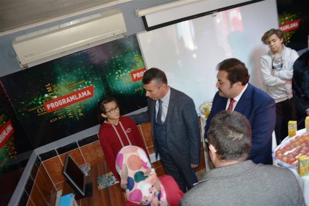 Edremit&rsquo;te robotik ve kodlama at&ouml;lyesi d&uuml;zenlenen t&ouml;renle &ouml;ğrencilerin hizmetine a&ccedil;ıldı