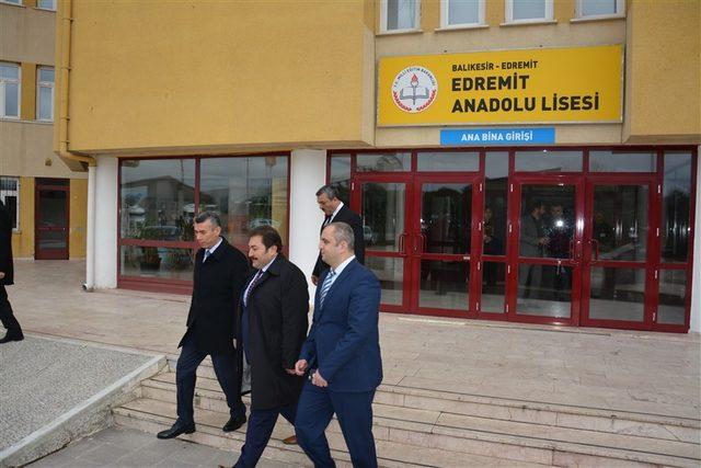 Edremit Anadolu Lisesinde resim sergisi düzenlendi