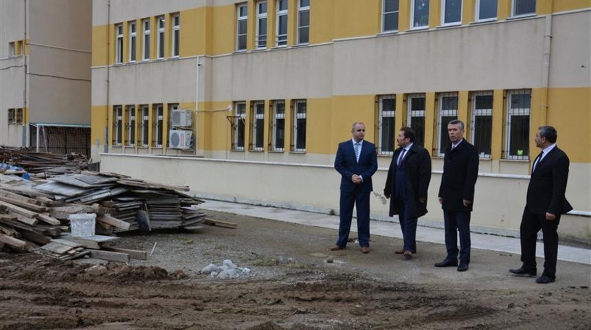 Edremit Anadolu Lisesinde resim sergisi d&uuml;zenlendi