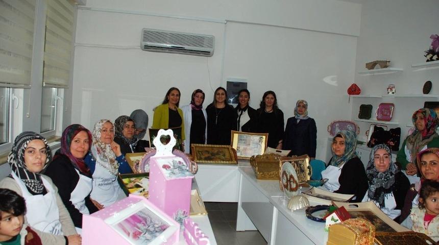 Valinin eşi Yeşim Pekmez kadınların yaptığı &uuml;r&uuml;nleri inceledi