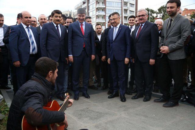 Cumhurbaşkanı Yardımcısı Oktay'dan sokak müzisyenine 100 lira