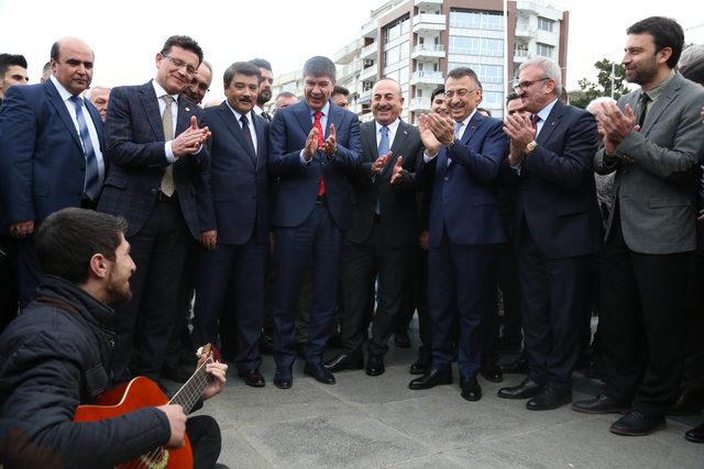 Cumhurbaşkanı Yardımcısı Oktay'dan sokak müzisyenine 100 lira