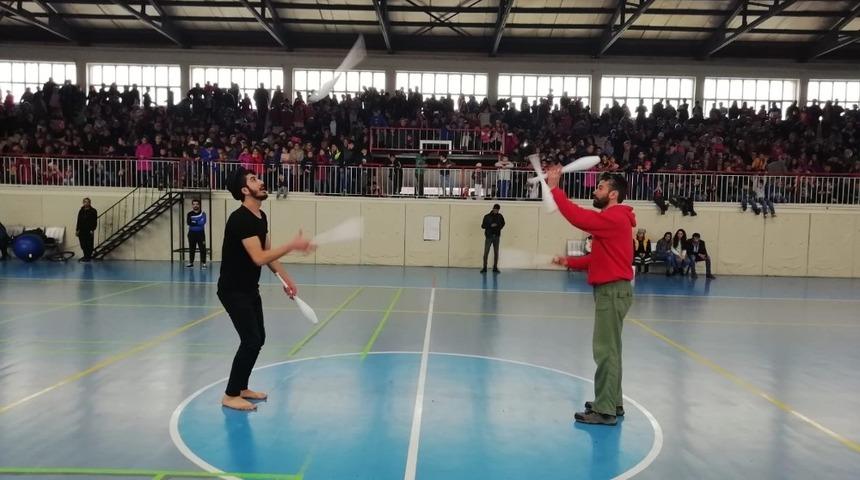 &Ccedil;ocuklar sirk g&ouml;sterisiyle eğlendi