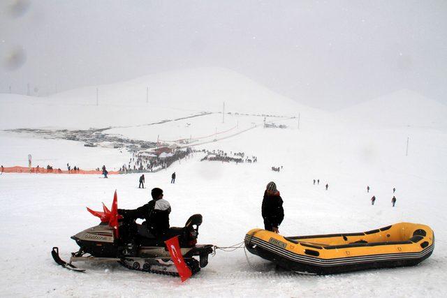 Çaldıran'da kayak festivalinde renkli görüntüler