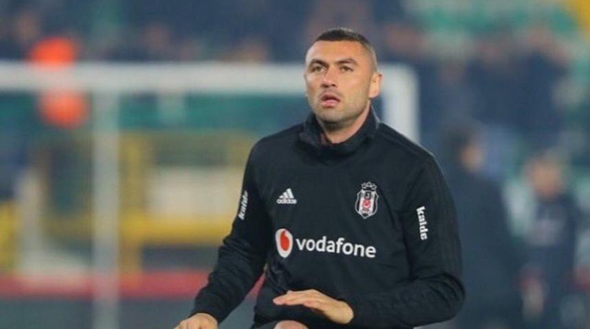 Beşiktaş taraftarı, Burak Yılmaz'ı trib&uuml;nlere &ccedil;ağırdı