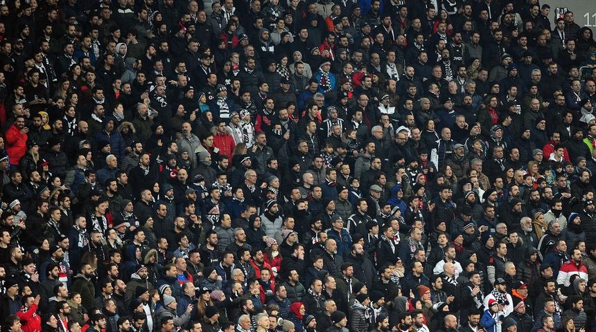 Beşiktaş taraftarından Tolgay Arslan'a dürüm göndermesi!