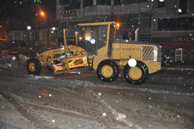 Yüksekova’da kar temizleme çalışmaları aralıksız sürüyor