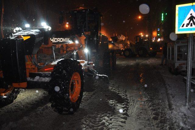 Yüksekova’da kar temizleme çalışmaları aralıksız sürüyor