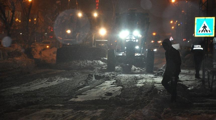 Y&uuml;ksekova&rsquo;da kar temizleme &ccedil;alışmaları aralıksız s&uuml;r&uuml;yor