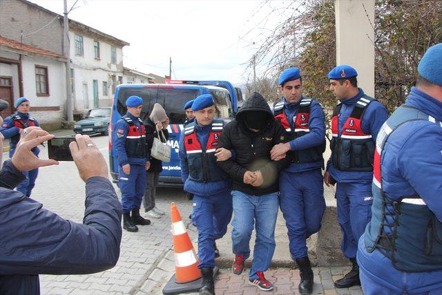 Cinayetin izlerini silmek için cesedi çamaşır suyuyla yıkamışlar