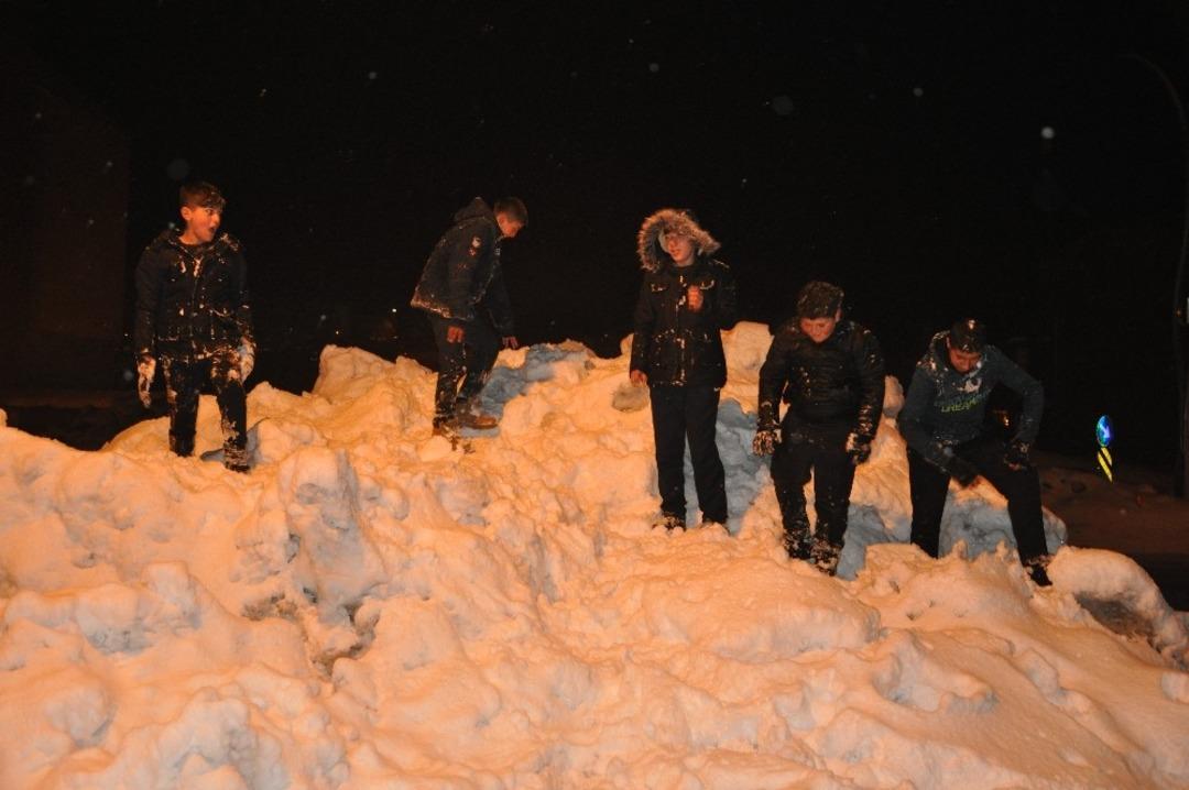 &Ccedil;ocuklar karın keyfini doyasıya &ccedil;ıkardılar