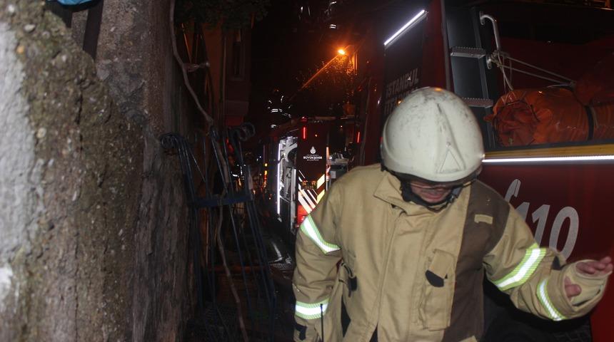 Panikle binayı terk ettiler! Beşiktaş'ta gece yarısı korkutan yangın!