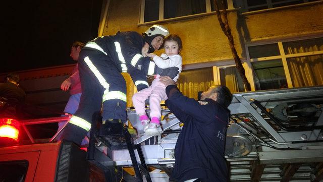 Yangında mahsur kalan bina sakinlerini, balkonlarda kurtarılmayı bekledi