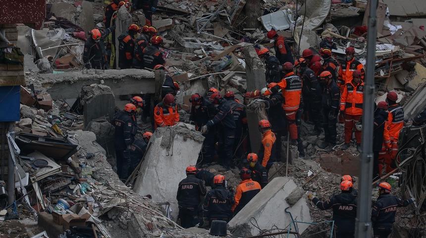 Kartal'da yakınlarından haber almak için beklerken kalp krizi geçirdi