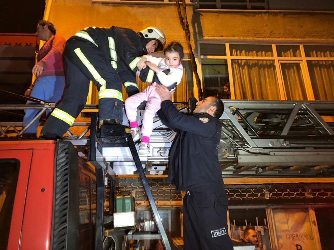 Beş katlı binada &ccedil;ıkan yangında 15 kişi mahsur kaldı 