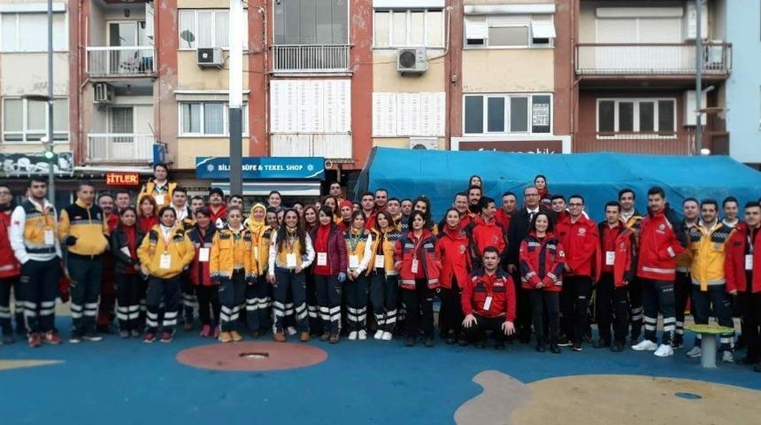 98 sağlık&ccedil;ı binlerce kişiye hizmet verdi