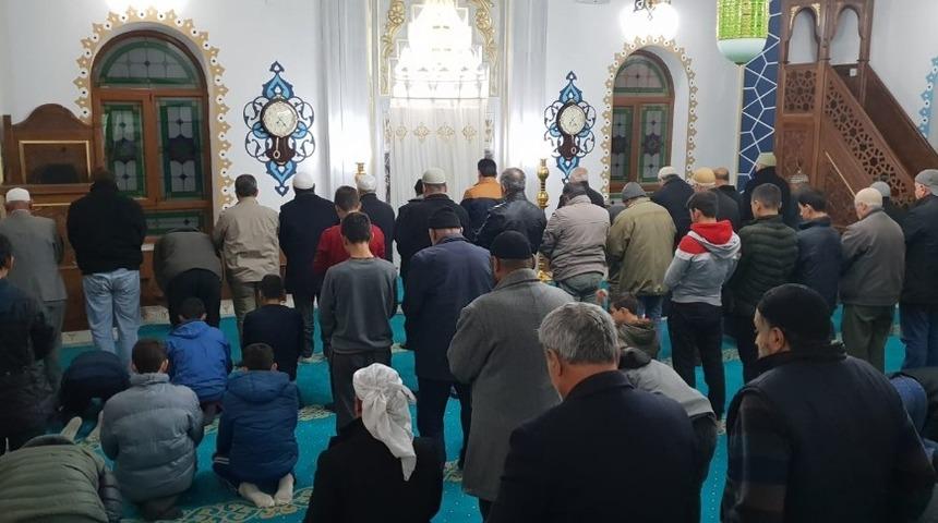 Gen&ccedil;lere ve &ccedil;ocuklara camiden halı sahaya tam destek