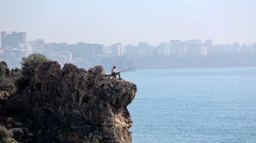 Antalya'da tehlikeli anlar! Gün boyu ayrılmadı