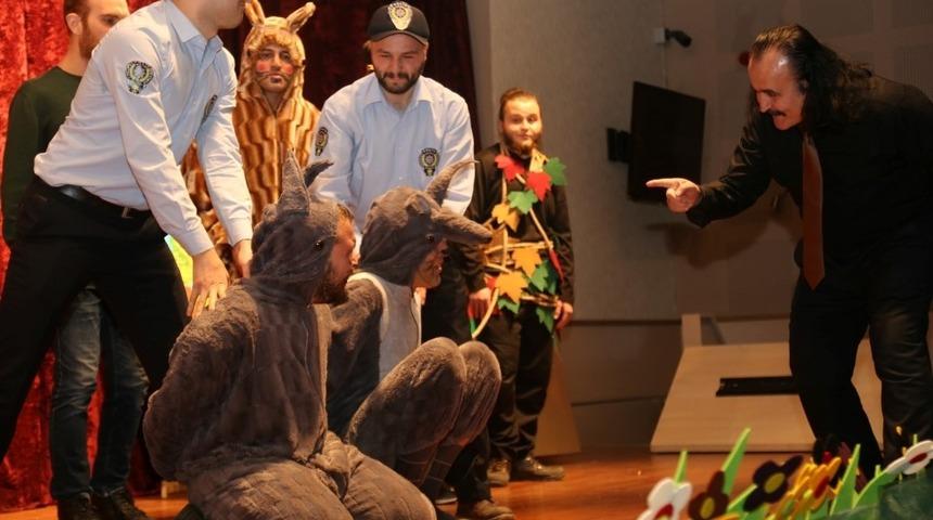 KO-MEK tiyatro kursiyerlerinden anlamlı oyun