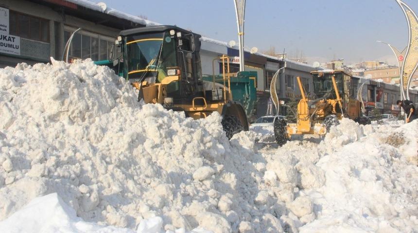 Hakkari&rsquo;de karla m&uuml;cadele &ccedil;alışması