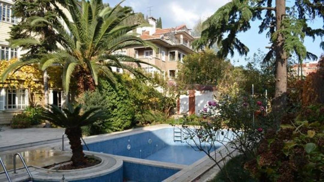 &Ouml;zal Ailesi'nin k&ouml;şk&uuml; satışta! İşte malikaneden fotoğraflar...