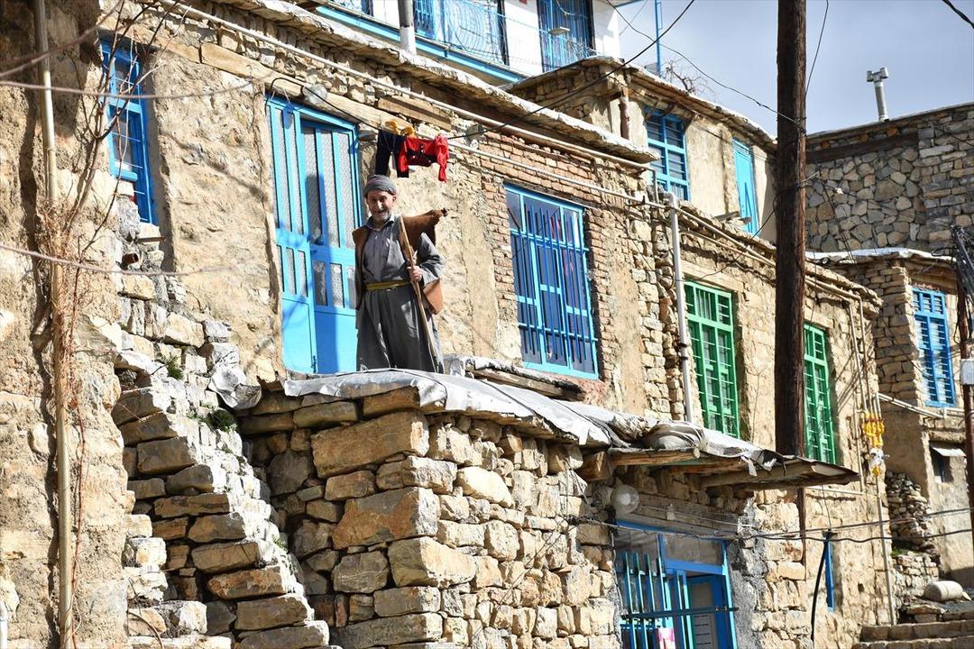 İran'ın Irak sınırındaki taş evler b&uuml;y&uuml;l&uuml;yor 