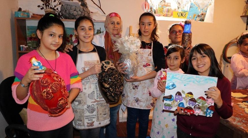 Hem sosyalleşiyorlar hem de el becerileri gelişiyor