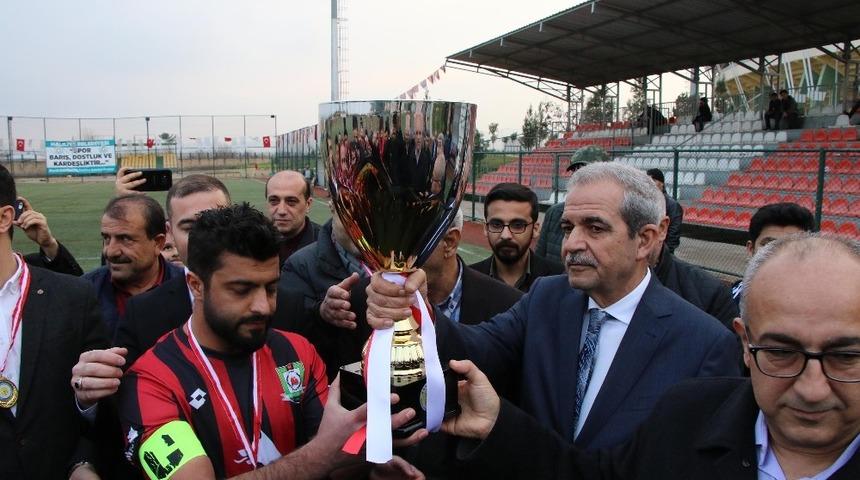 Şampiyona kupasını belediye başkanı verdi