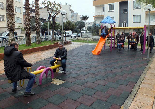 4D'li işçilerden, salıncaklı- kaydıraklı protesto