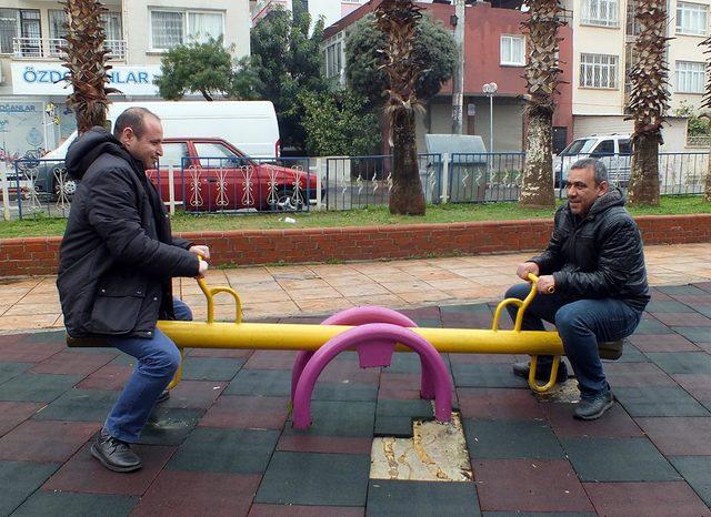 4D'li işçilerden, salıncaklı- kaydıraklı protesto