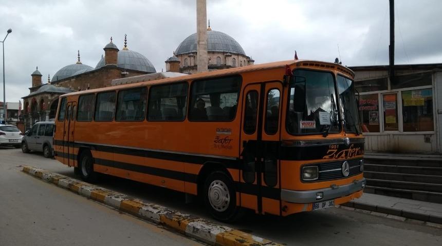 Baba yadigarı otob&uuml;s&uuml; &uuml;cretsiz cenaze hizmetlerinde kullanıyor