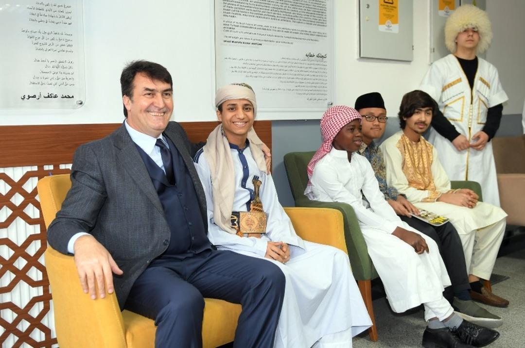 D&uuml;nya &ouml;ğrencileri hayallerini Başkan D&uuml;ndar ile paylaştı