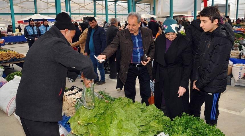 Başkan Akkaya, Yarenler Pazarında alışveriş yaptı