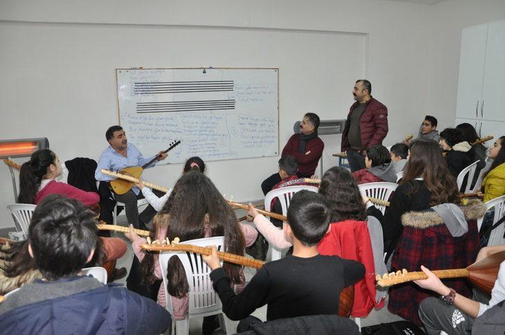 Ünlü bağlama virtüözünden ders alarak yetişiyorlar G1