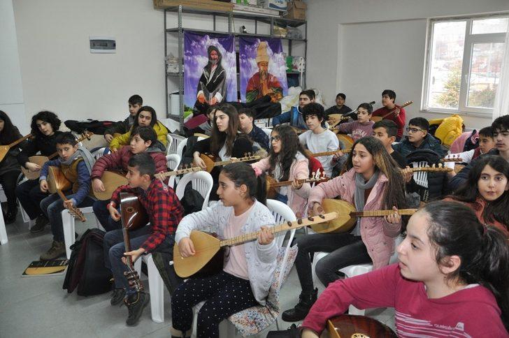 Ünlü bağlama virtüözünden ders alarak yetişiyorlar G2