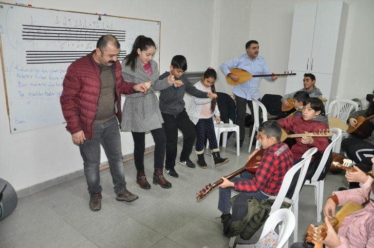 Ünlü bağlama virtüözünden ders alarak yetişiyorlar G3