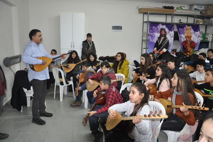 Ünlü bağlama virtüözünden ders alarak yetişiyorlar G4