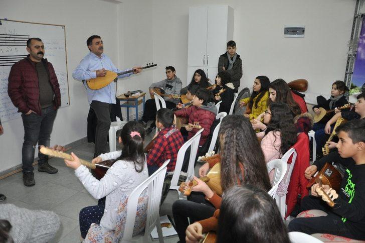 Ünlü bağlama virtüözünden ders alarak yetişiyorlar G5