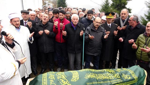 Kartal'da çöken 8 katlı binanın enkazında ölen cam ustası toprağa verildi